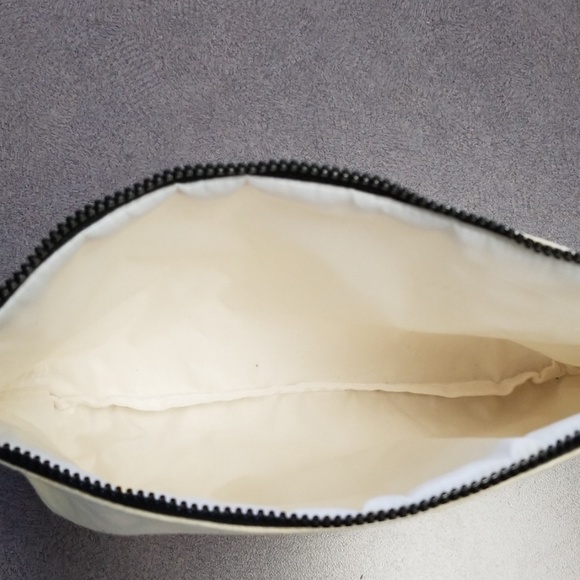 💕 3/$15 Cute Zipper bag 💕 - Picture 4 of 4